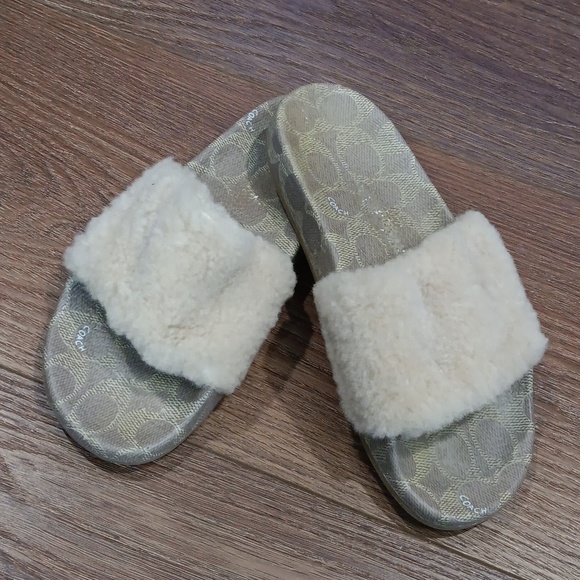 COACH SHEARLING SLIDES.  #5937 - Picture 2 of 7